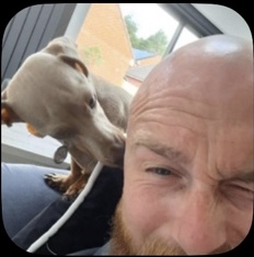 Jamie enjoying an enthusiastic dachshund welcome